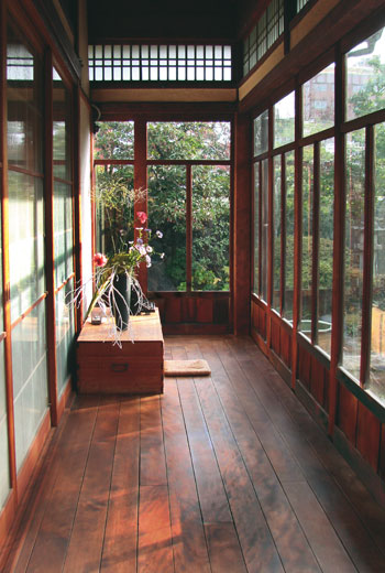 Holzschutzlasuren für den Außen- und Innenbereich.