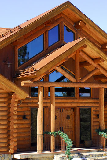 Schutz des natürlichen Holzfarbtons sowohl auf waagerechten als auch auf senkrechten Holzflächen